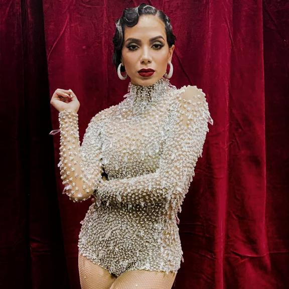 Anitta posa com body transparente