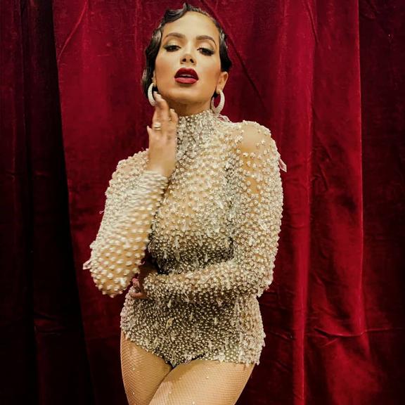 Anitta posa com body transparente