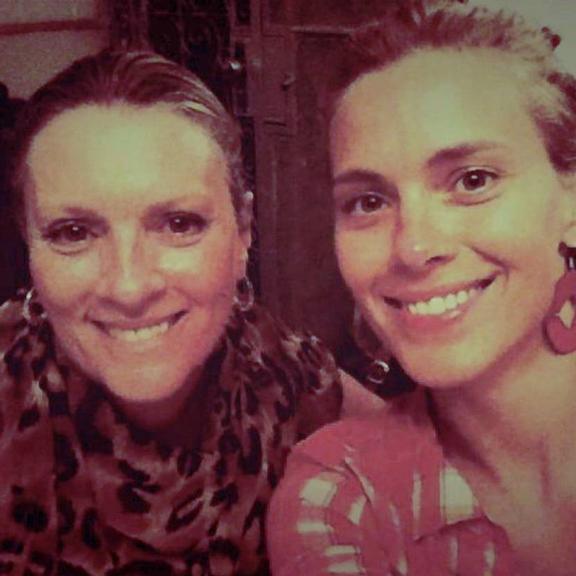 Carolina Dieckmann recorda clique com a mãe e desabafa na web