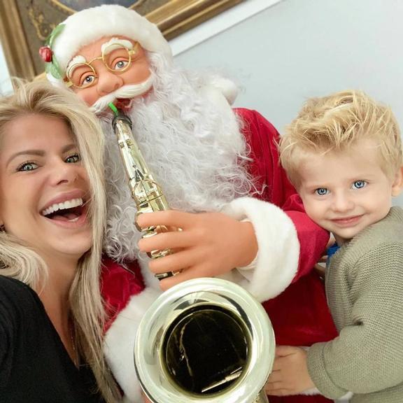 Karina Bacchi mostra a alegria do filho, Enrico ao posar ao lado do Papai Noel