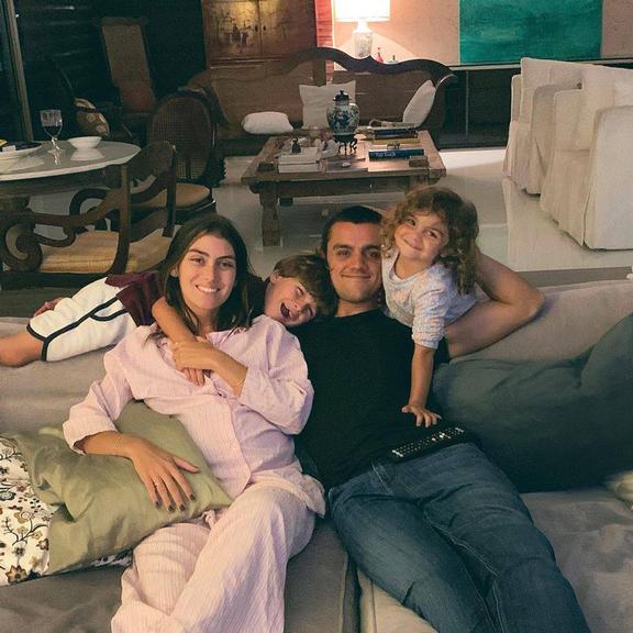 Mariana Uhlmann e o marido, Felipe Simas encantam a web ao posar com a família reunida