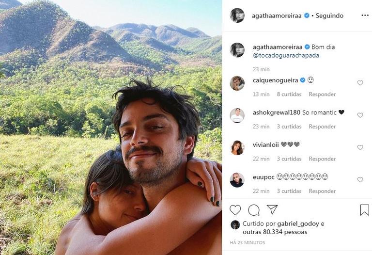 Agatha Moreira e Rodrigo Simas posam coladinhos em viagem a dois