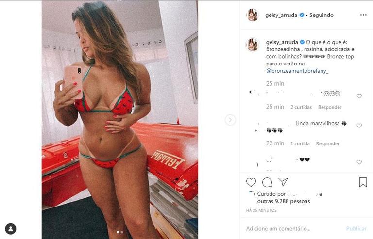 Geisy Arruda puxa biquíni e sensualiza