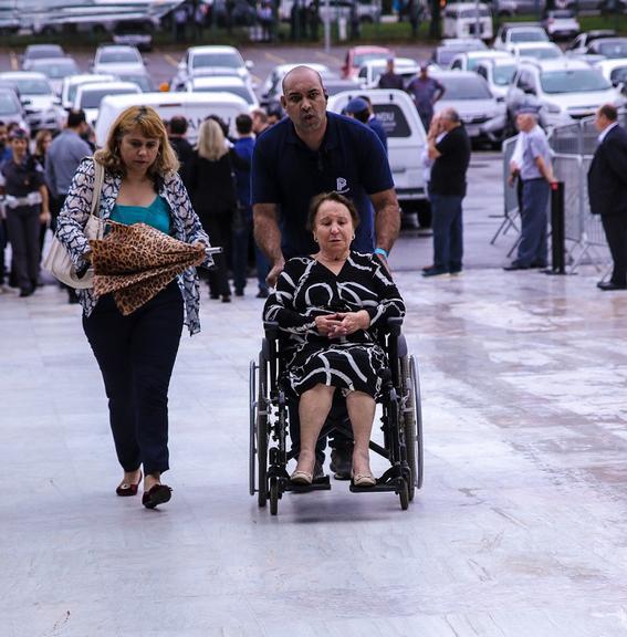 Mãe de Gugu Liberato chega a ALESP para o velório do filho