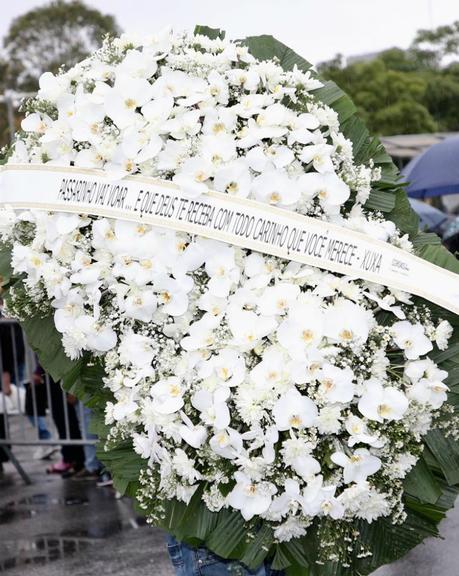 Xuxa envia coroa de flores para velório de Gugu