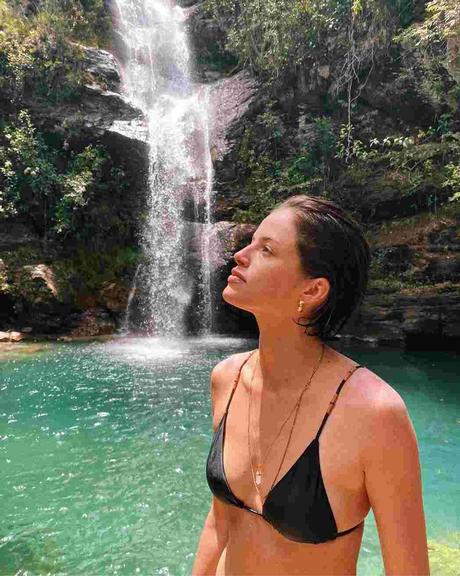 Agatha Moreira curte dia de descanso em cachoeira