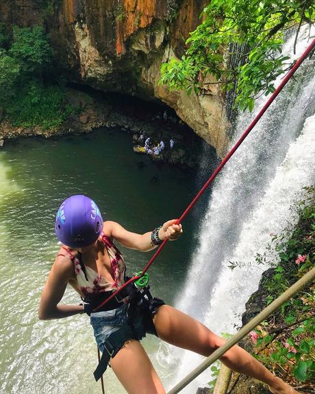 Em viagem, Julianne Trevisol se diverte fazendo rapel em cachoeira