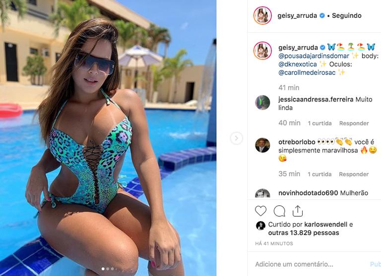 Geisy Arruda empina o bumbum ao usar maiô fio-dental