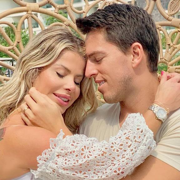 Karina Bacchi surge em momento romântico com o marido, Amaury Nunes