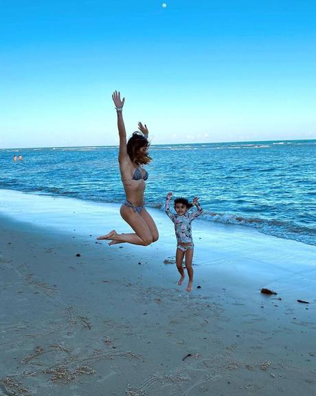 Bella Falconi curte dia de praia ao lado da filha mais velha, Victoria