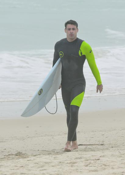 Cauã Reymond curte dia de surfe na praia