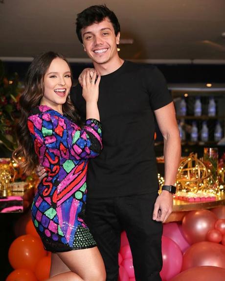 Larissa Manoela posa com o namorado, Leo Cidade