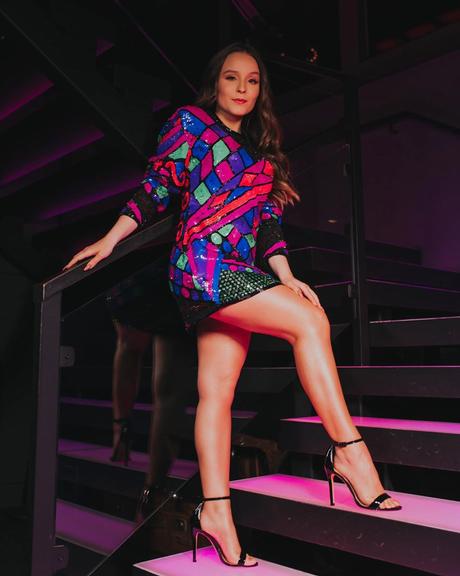 Larissa Manoela mostra pernões com vestido curtinho