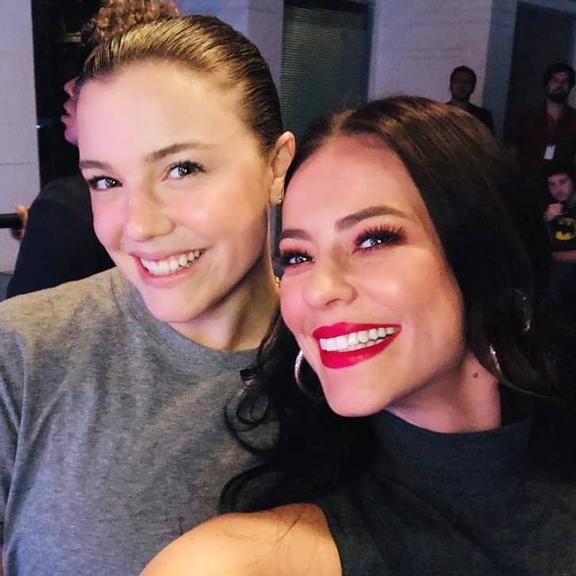 Paolla Oliveira posa com Alice Wegmann e fala da vontade de atuar com a atriz