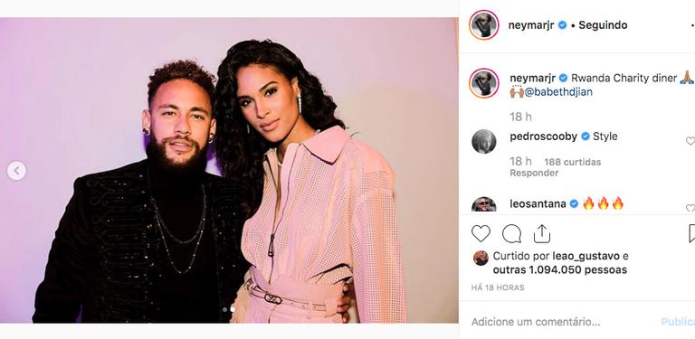 Neymar Jr curte festa na França na companhia de modelo russa