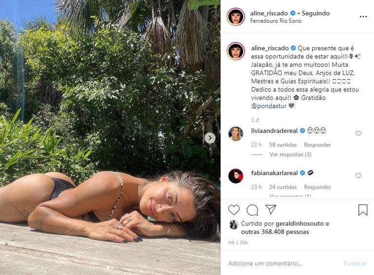 Aline Riscado exibe corpão de biquíni