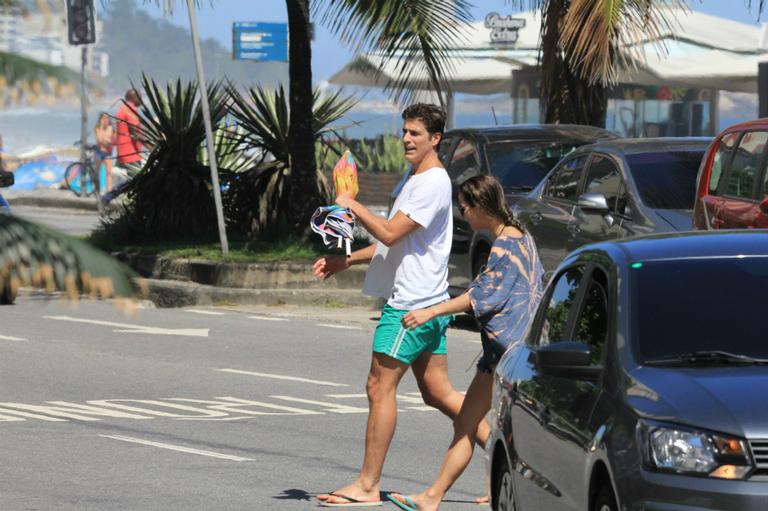 Acompanhado, Reynaldo Gianecchini curte dia de praia