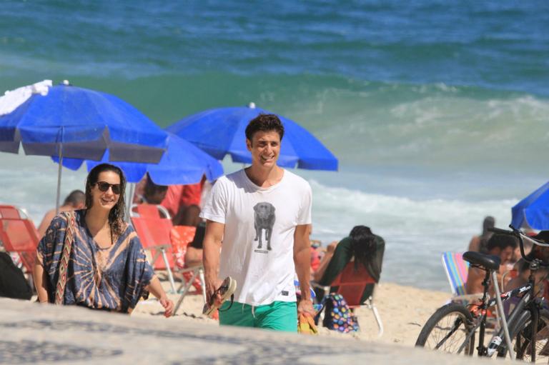 Reynaldo Gianecchini curte dia de praia no Rio de Janeiro