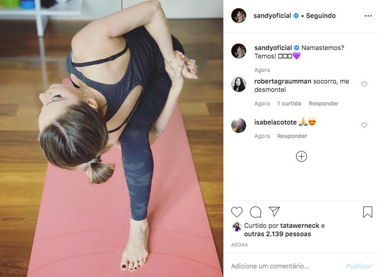 Sandy surpreende com elasticidade em pose ousada de ioga