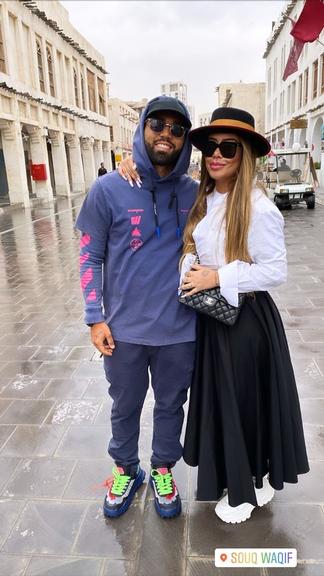 Gabigol e Rafaella Santos passeiam por Doha