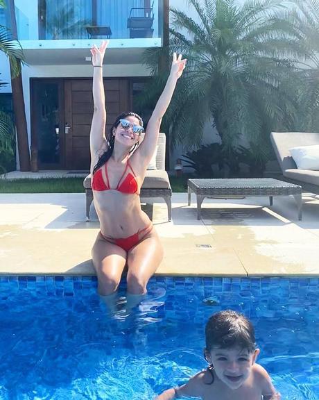 Em férias, Carol Castro posa toda sorridente de biquíni à beira da piscina