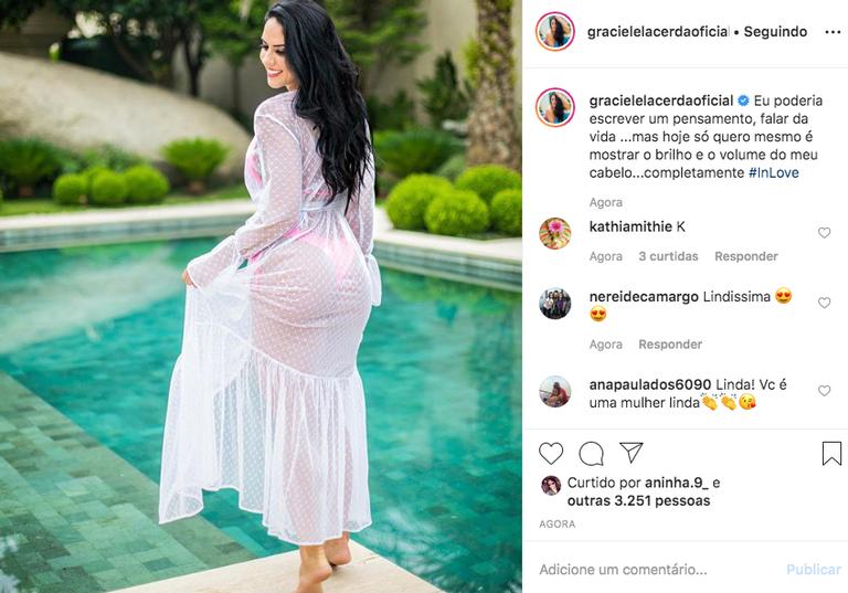 Graciele Lacerda empina o bumbum em foto com look transparente