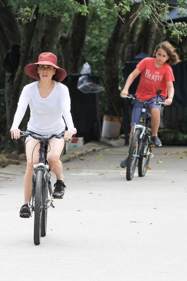 Fernanda Torres faz rara aparição com o filho caçula durante passeio no Rio