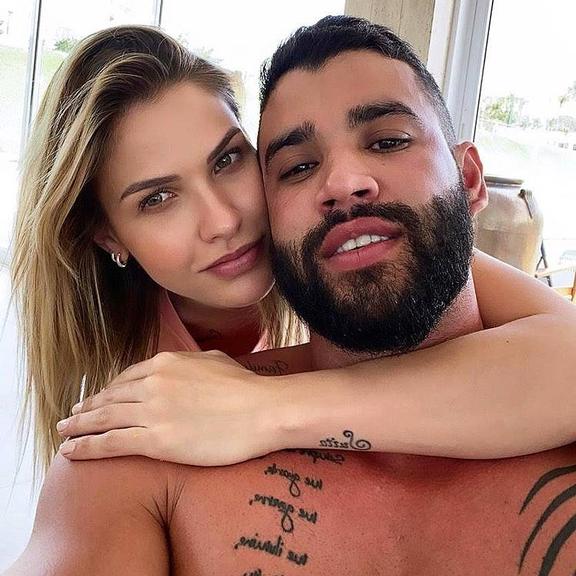 Andressa Suita e Gusttavo Lima surgem em momento romântico na nova casa