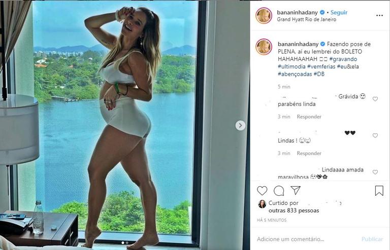 Dany Bananinha mostra barrigão com lingerie