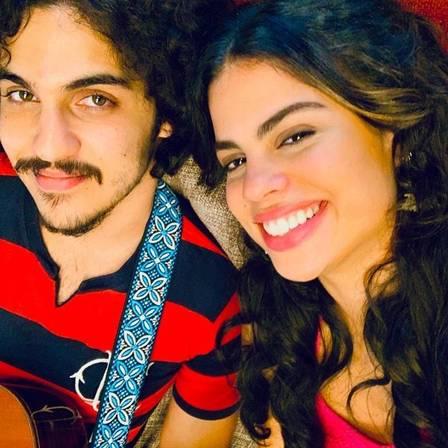 Neta de Chico Buarque e filha de Carlinhos Brown começa a namorar com ator de musical