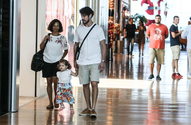 Filha de José Loreto e Débora Nascimento rouba a cena em passeio com o pai