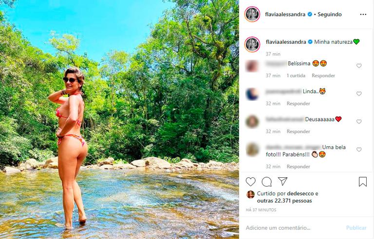 Flávia Alessandra empina bumbum de biquíni