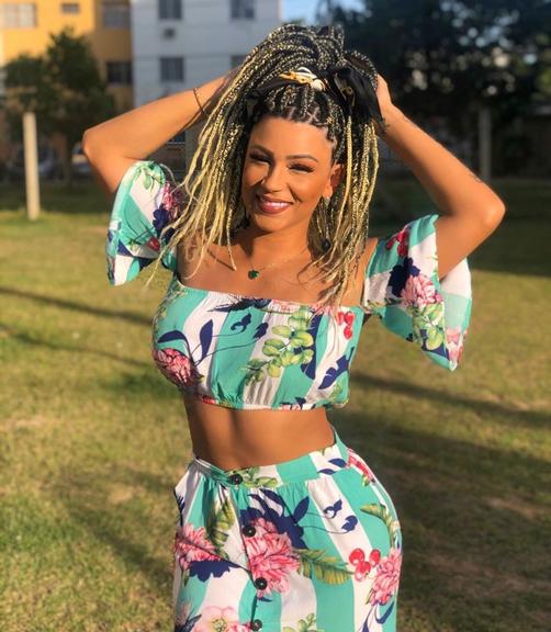 Filha de Gretchen faz mudança radical no cabelo e mostra o resultado