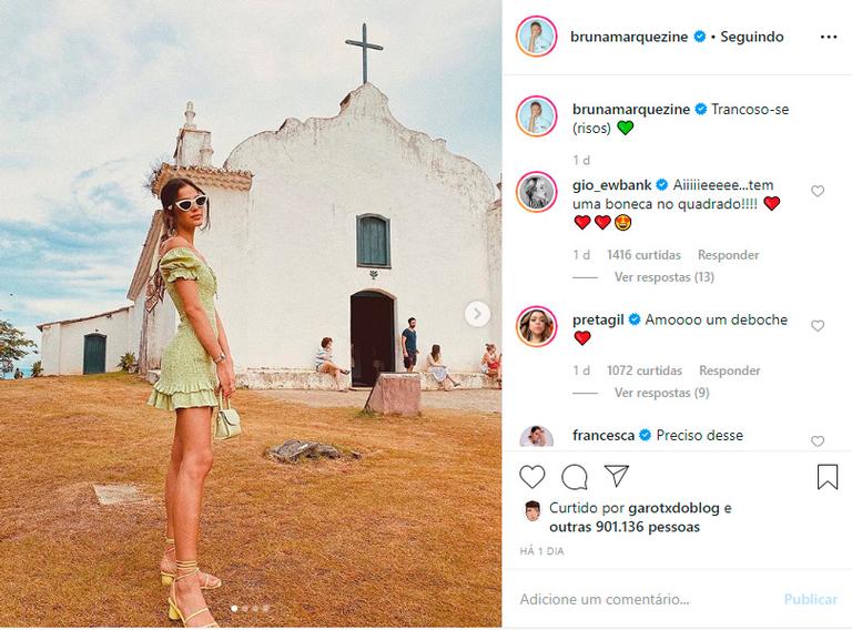 Bruna Marquezine posa plena em Trancoso