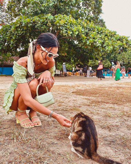 Bruna Marquezine interage com gatinho em Trancoso