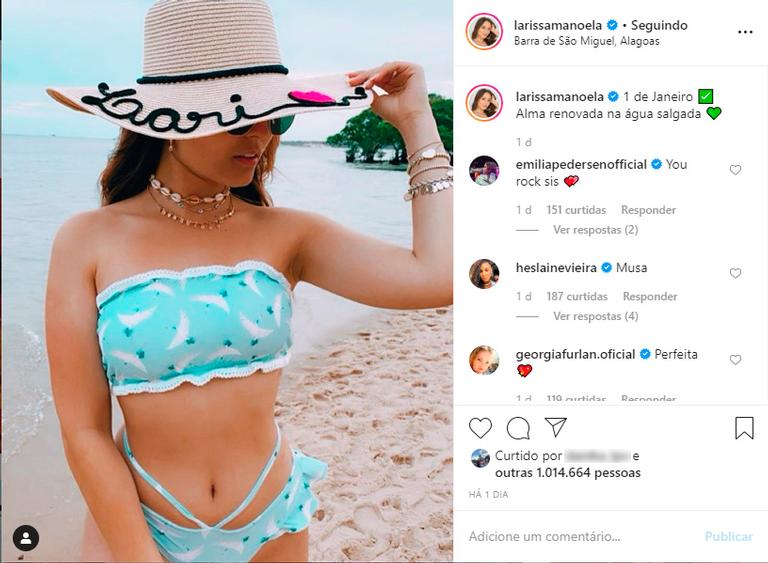 Larissa Manoela aposta em biquíni tomara-que-caia