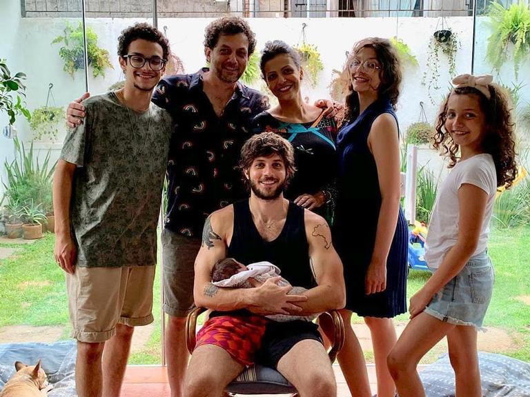 Chay Suede reúne a família e mostra sua filha, Maria