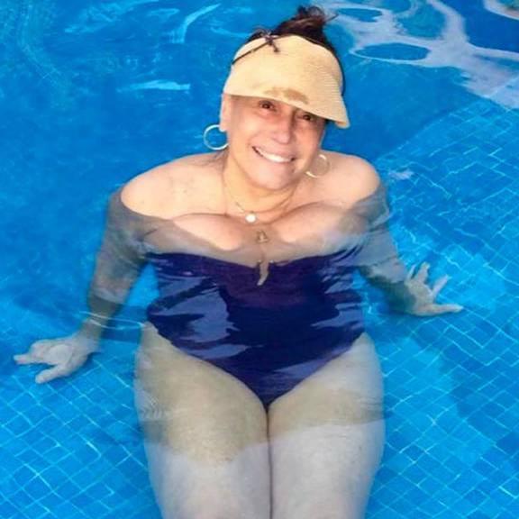 Susana Vieira aproveita as altas temperaturas e se refresca na piscina