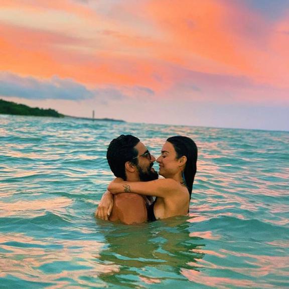 Thaila Ayala surge em clique romântico com o marido, Renato Góes e paisagem encanta