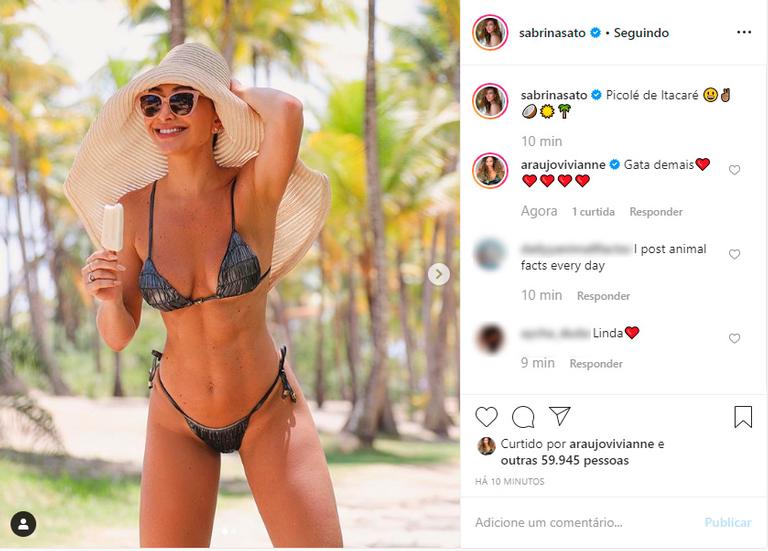 Sabrina Sato surge com biquíni cavado em clique sexy