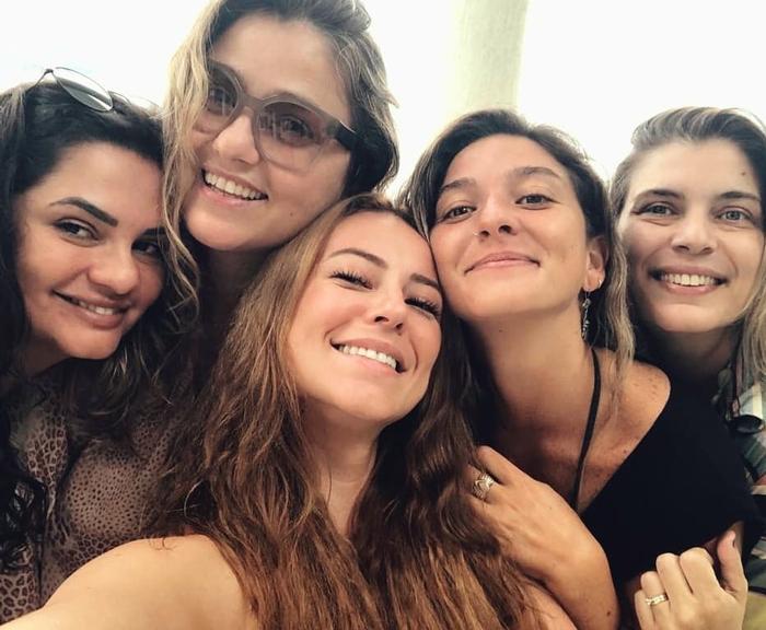 Paolla Oliveira com amigas