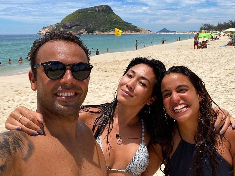 Danni Suzuki se diverte em dia de praia ao lado de amigos