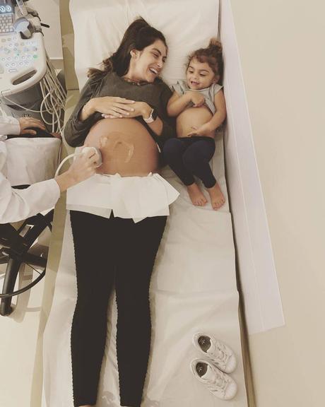 Felipe Simas se derrete de amores ao ver a filha 'fazendo' ultrassom com a mamãe