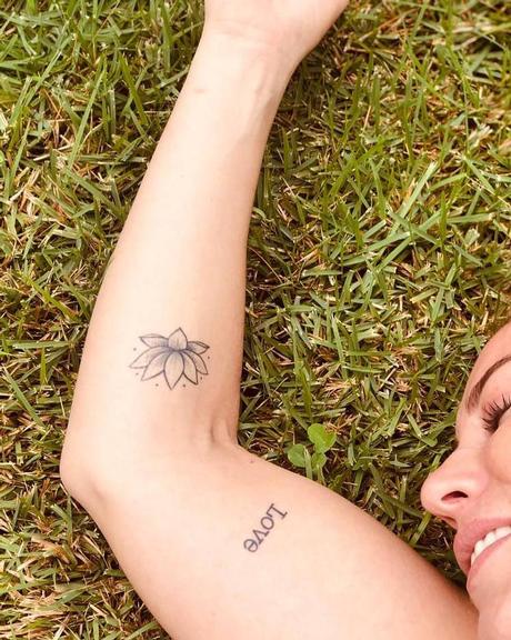 Paolla Oliveira mostra aos seguidores tatuagem no braço e recebe elogios dos fãs