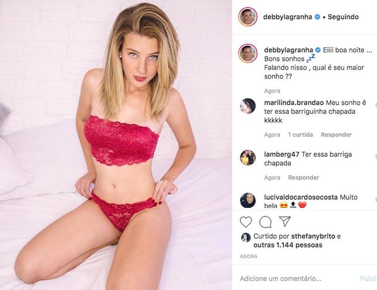 Debby Lagranha surge só de lingerie e exibe barriga chapada