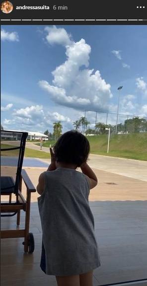 Andressa Suita mostra a ansiedade do filho mais velho esperando o pai chegar