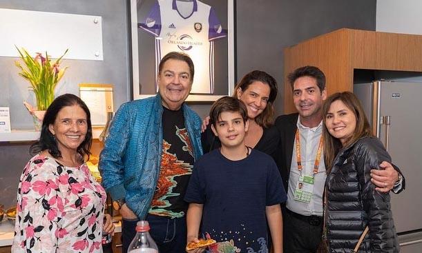 Faustão surge com o filho caçula e a esposa em foto rara durante as férias