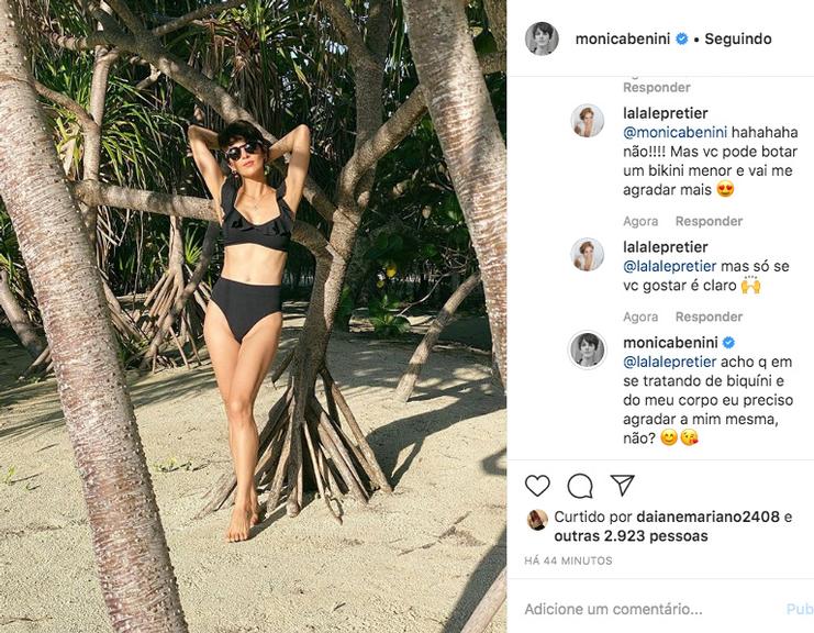 Monica Benini exibe a barriguinha em look de praia e rebate crítica de seguidora