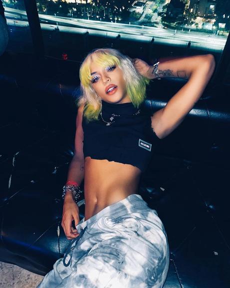 Pabllo Vittar sensualiza no sofá