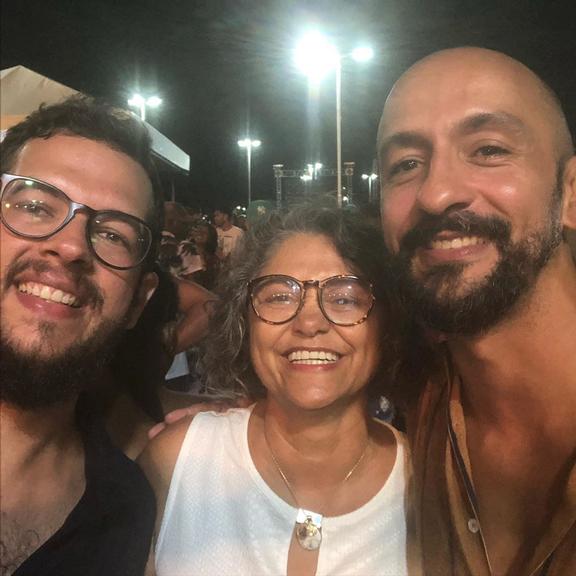 Irandhir Santos com o marido e uma amiga